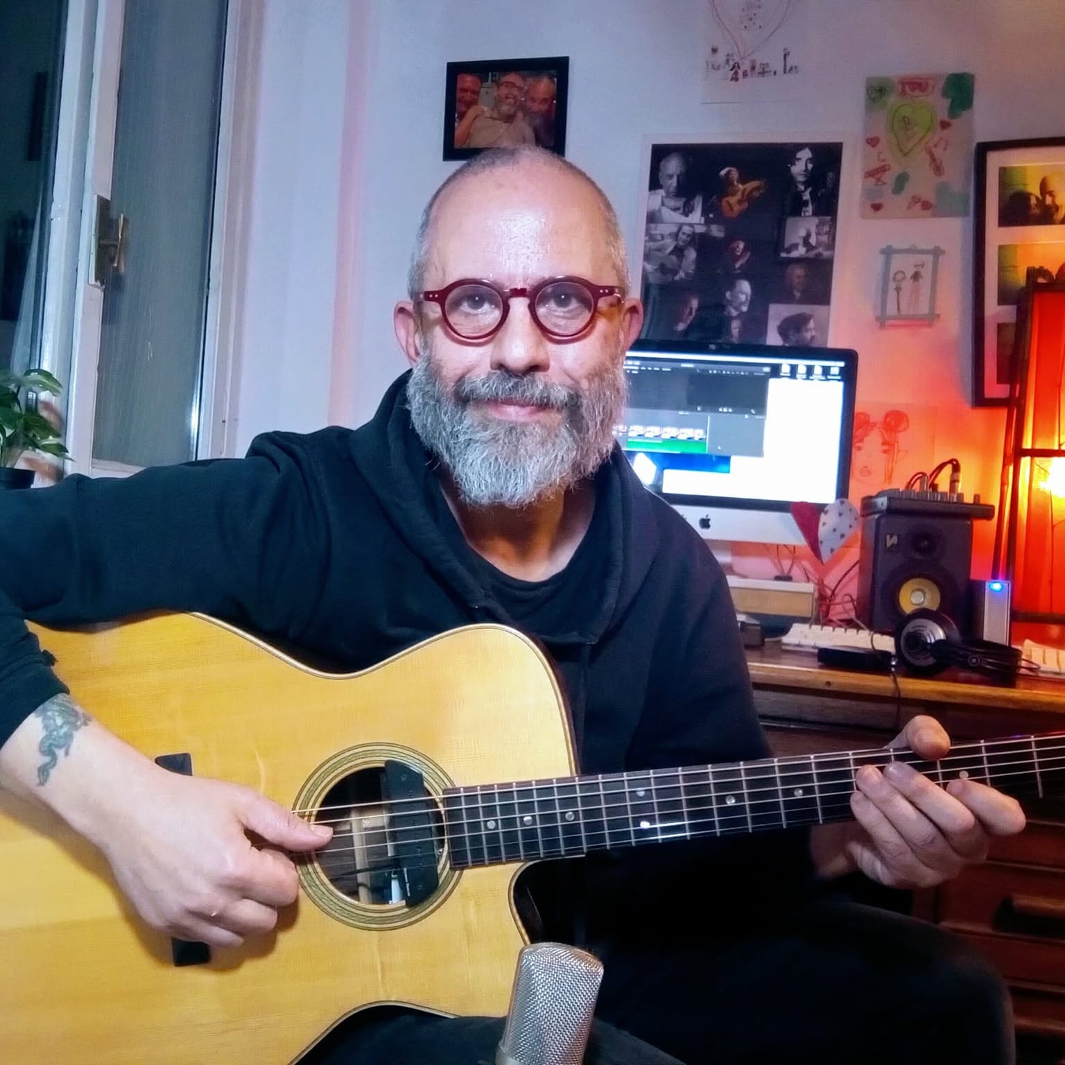 Alessandro De Berti a casa con la chitarra